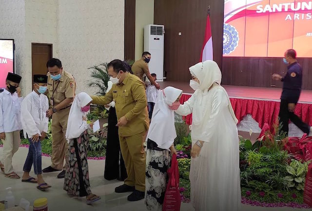 Bupati Jember Hendy Siswanto dan Hj Kasih Fajarini Hadiri Santunan Anak Yatim Arisan Bhineka